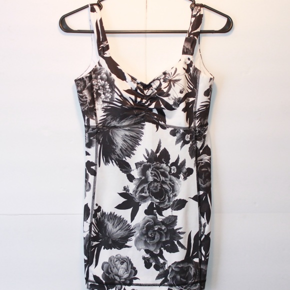 lululemon athletica Tops - Lululemon Womens Floral Tank Top With Built In Bra
